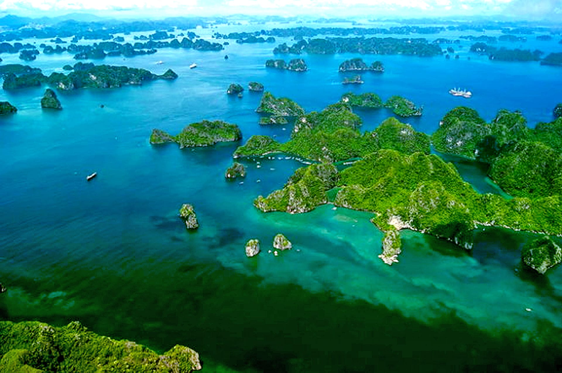 Toàn cảnh Vịnh Hạ Long và khu vực Hạ Long, Quảng Ninh nhìn từ thủy phi cơ, một ví dụ về cảnh quan chịu ảnh hưởng của thời tiết Đông Triều