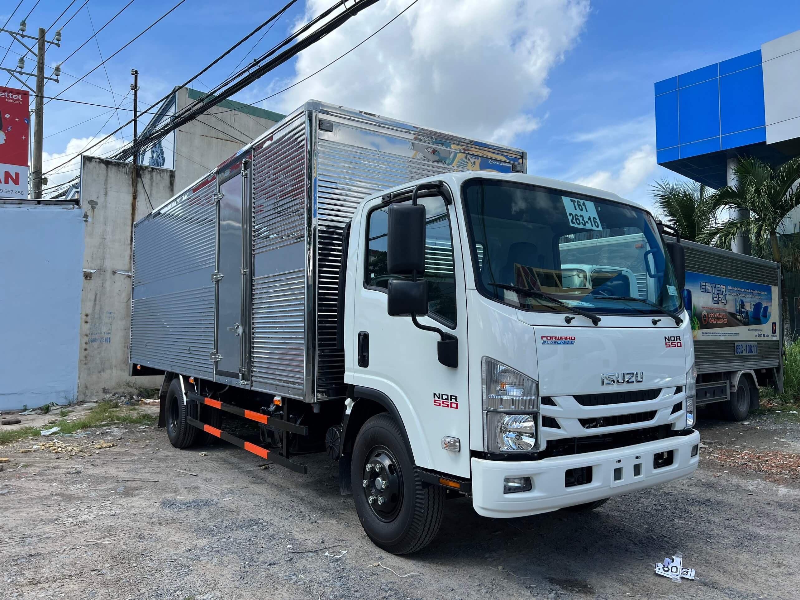Toàn cảnh xe tải Isuzu 5 tấn thùng kín màu trắng mạnh mẽ