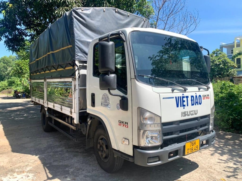 Toàn cảnh xe tải Isuzu QKR270 1.9t thùng bạt đời 2021 màu trắng