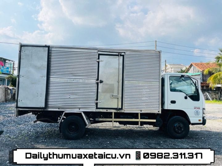 Toàn cảnh xe tải Isuzu QKR270 cũ tải trọng 2.3 tấn