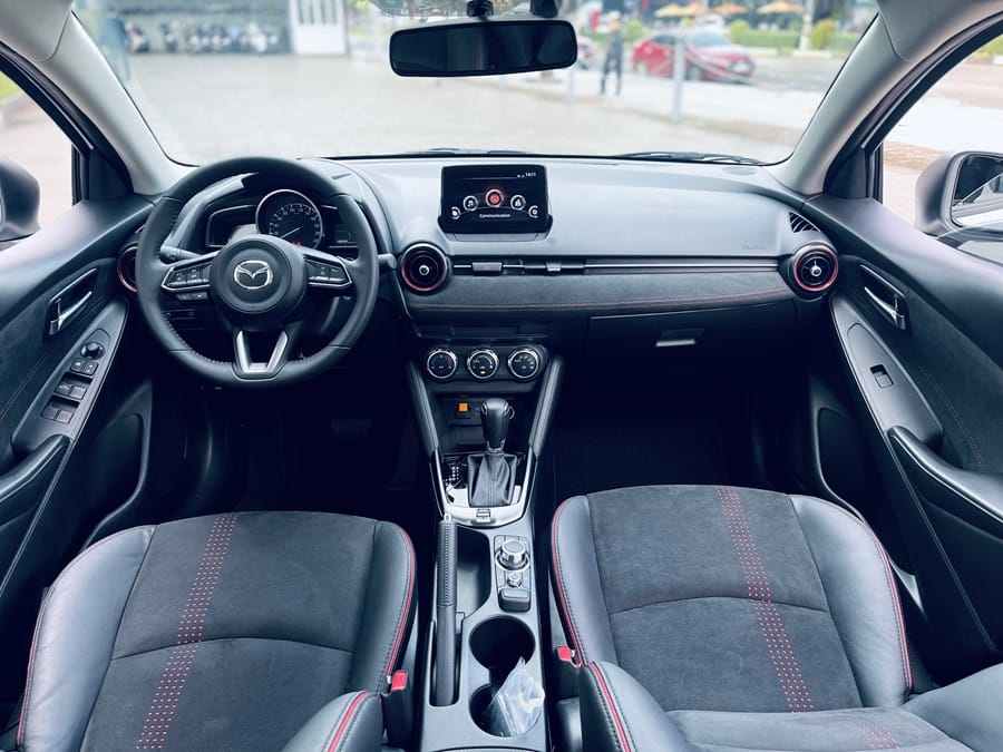 Tổng quan khoang nội thất Mazda 2, tiện nghi và bố trí khoa học, xứng đáng với giá xe Mazda 2.