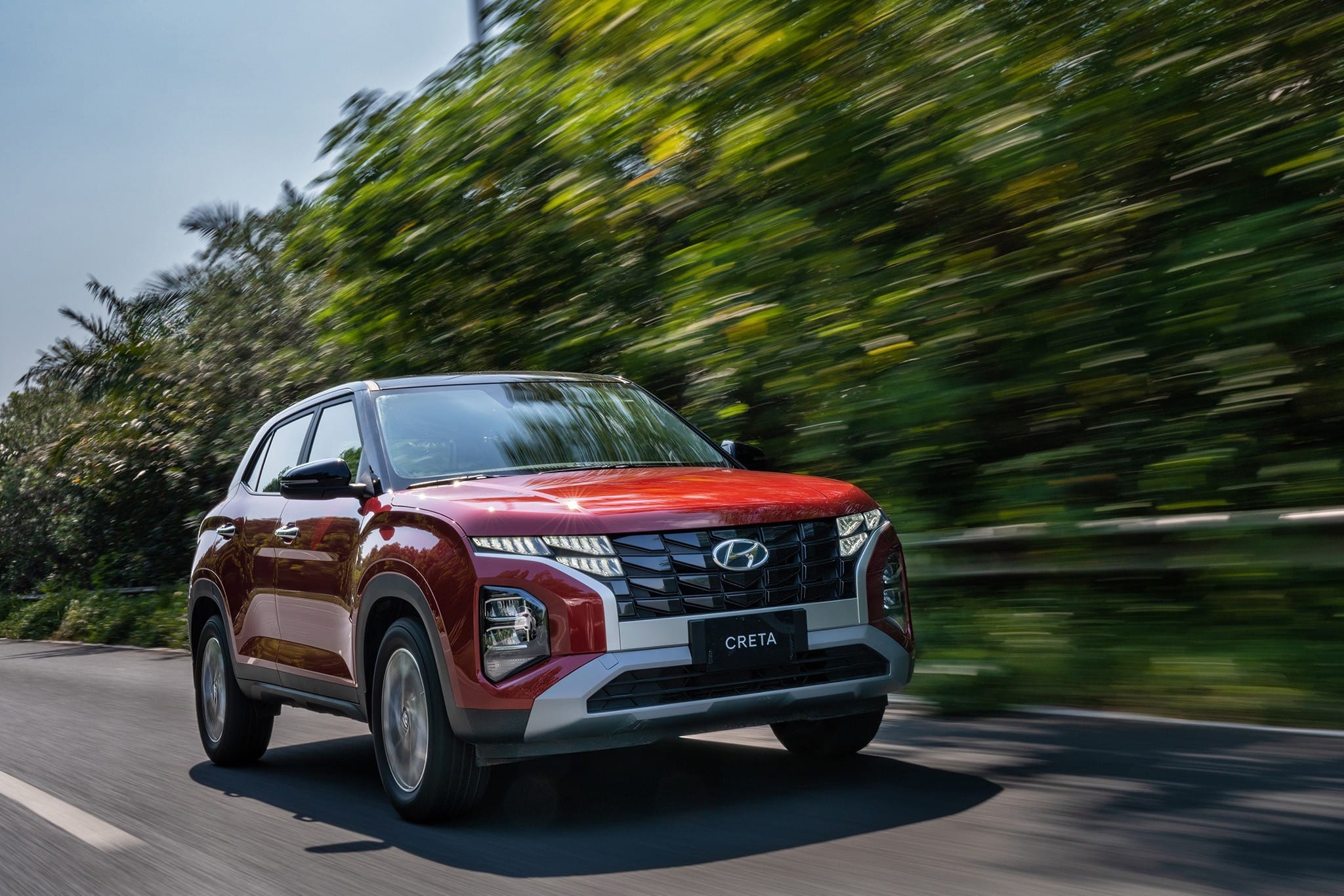 Tổng quan mẫu SUV Hyundai Creta 2023 màu trắng đang di chuyển trên đường