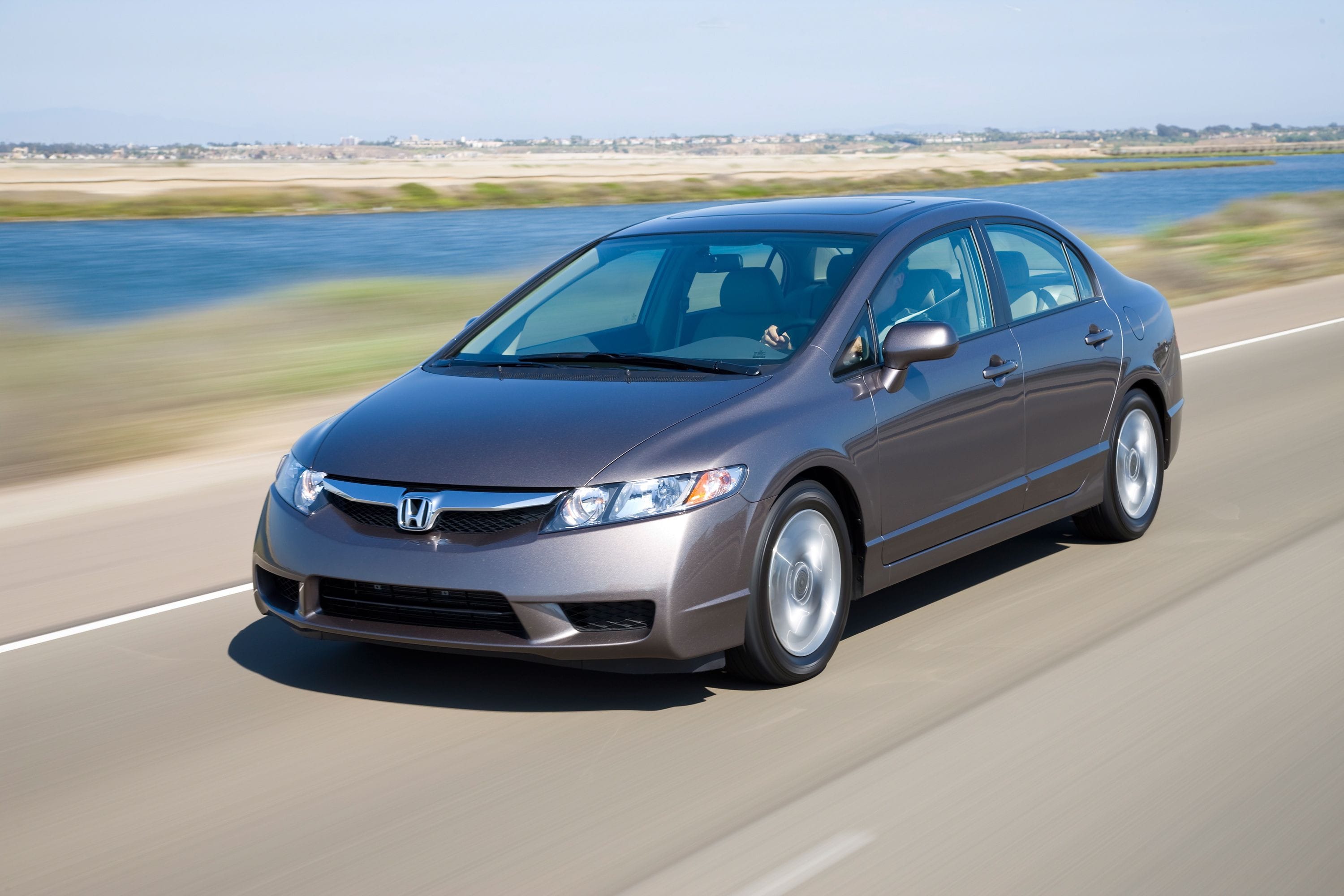 Tổng quan ngoại thất Honda Civic Gen 8 sedan, thể hiện thiết kế an toàn