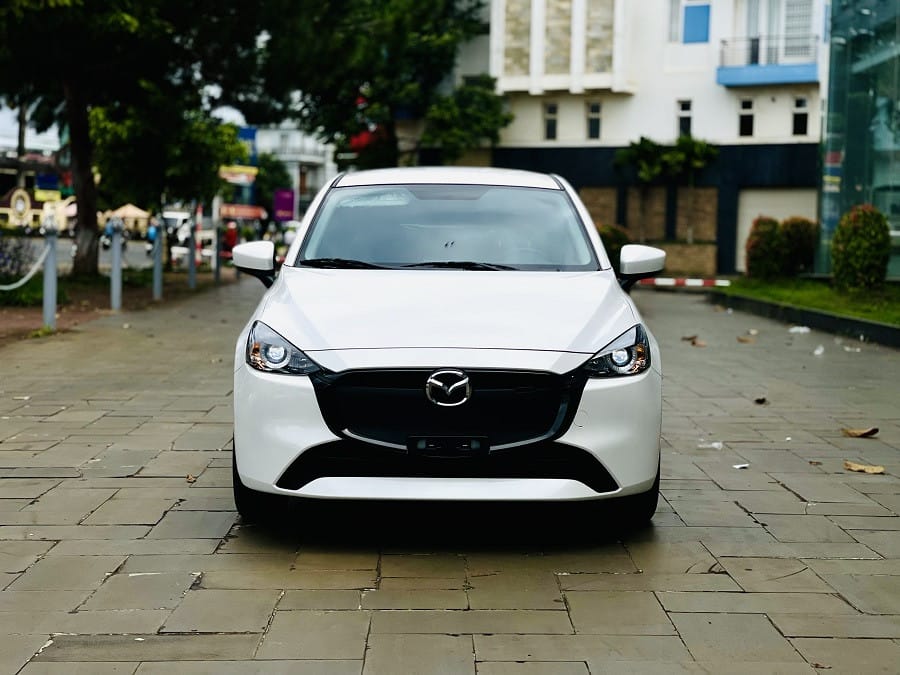 Tổng quan ngoại thất xe Mazda 2 màu đỏ nổi bật, ảnh hưởng đến giá xe Mazda 2 trên thị trường xe cỡ nhỏ.