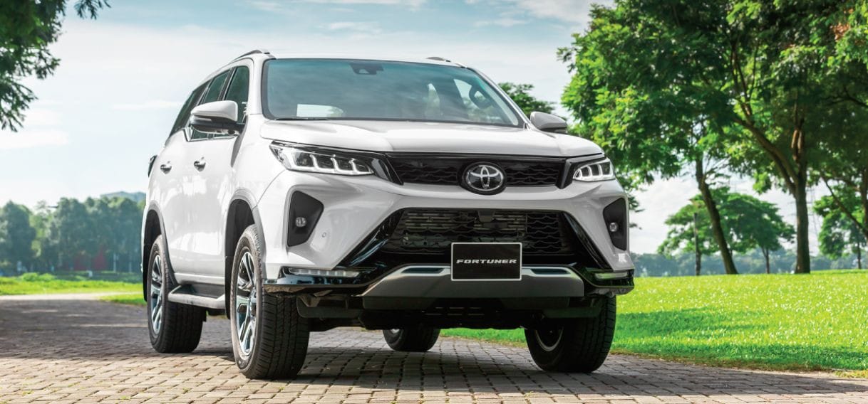 Tổng quan thiết kế đầu xe Toyota Fortuner 7 chỗ, làm nổi bật chiều dài xe và sự bề thế