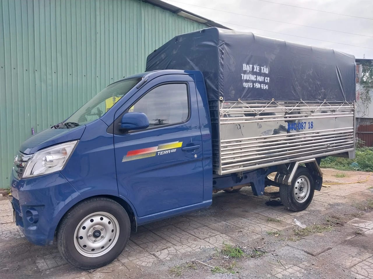 Tổng quan xe tải Teraco 100 đời 2020 thùng mui bạt, thể hiện kích thước thùng xe lý tưởng cho tải trọng 990kg