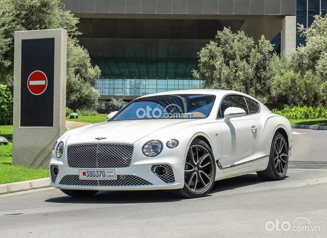 Tổng thể Bentley Continental GT màu trắng tại showroom