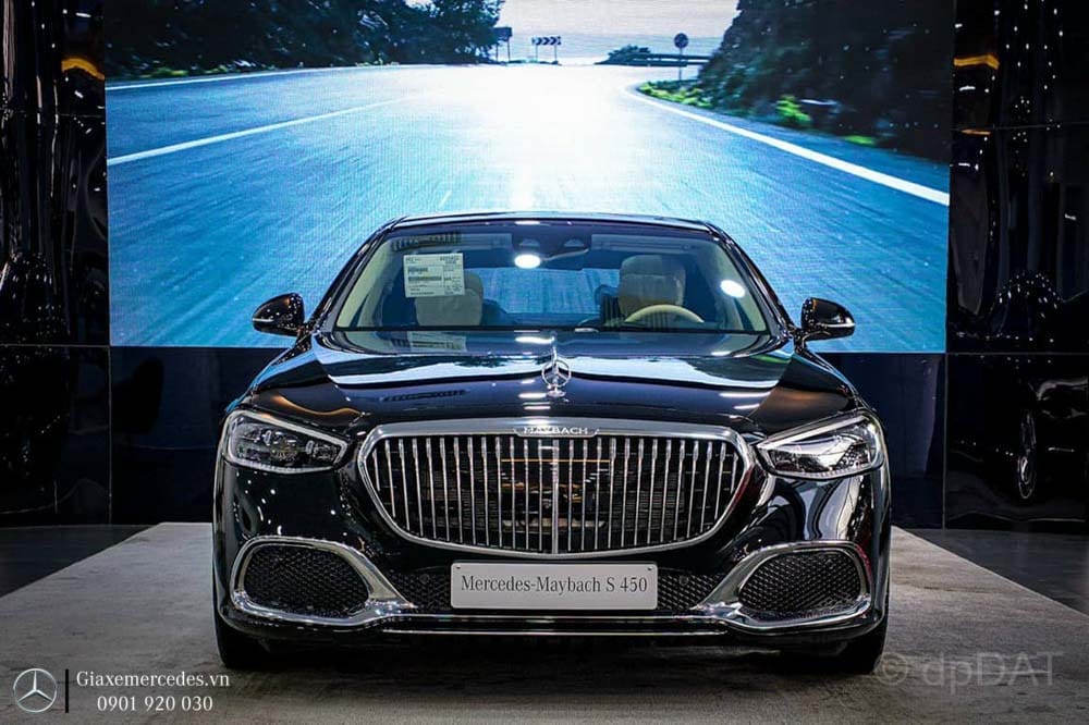Tổng thể đầu xe Maybach S450 sang trọng với lưới tản nhiệt Maybach và đèn Multi-Beam LED