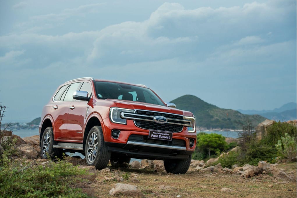 Tổng thể Ford Everest máy xăng Titanium mạnh mẽ và sang trọng.