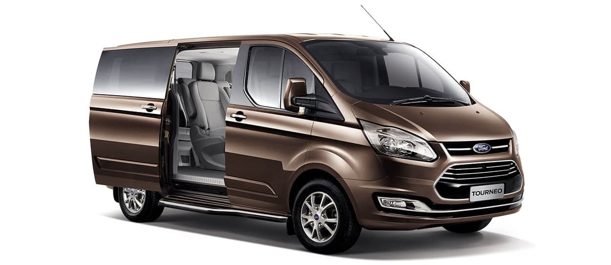 Tổng thể Ford Tourneo 7 chỗ trên đường phố