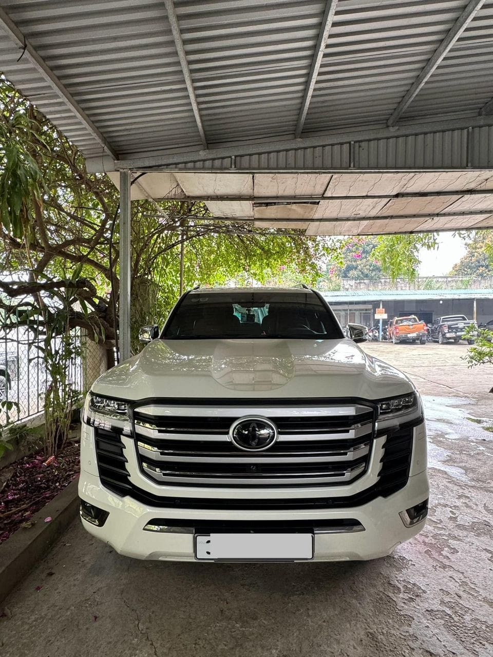 Tổng thể ngoại hình của chiếc Land Cruiser nhập Trung Đông vẫn còn rất mới và cuốn hút.