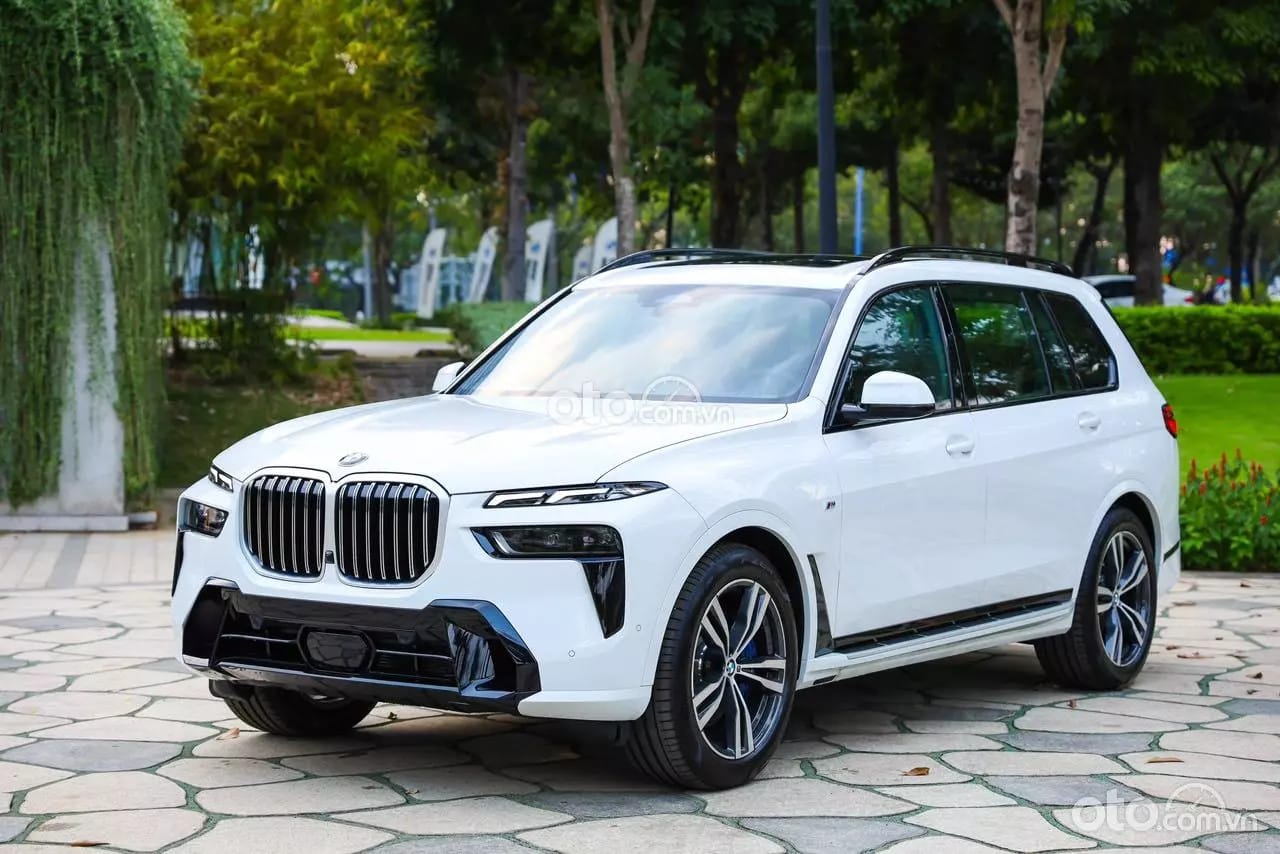 Tổng thể ngoại thất BMW X7 2025 màu xanh lịch lãm, thể hiện sự đẳng cấp của mẫu SUV.