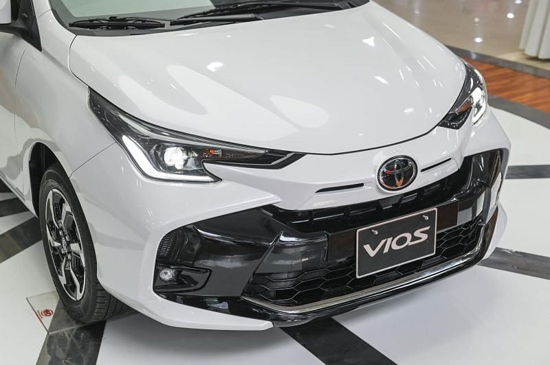 Tổng thể ngoại thất của xe ô tô Vios 2025 với thiết kế thể thao, trẻ trung.