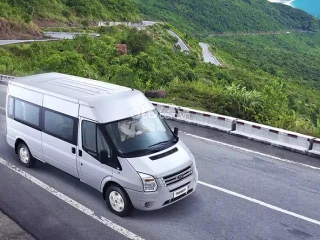 Tổng thể ngoại thất xe Ford Transit 2016 màu trắng