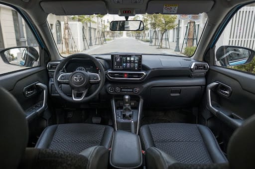 Tổng thể nội thất Toyota Raize với khoang lái và ghế ngồi bọc da pha nỉ, mang lại cảm giác tiện nghi và thể thao.
