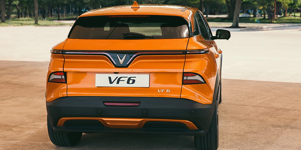 Tổng thể phần đuôi xe VinFast VF6 góc nhìn từ phía sau