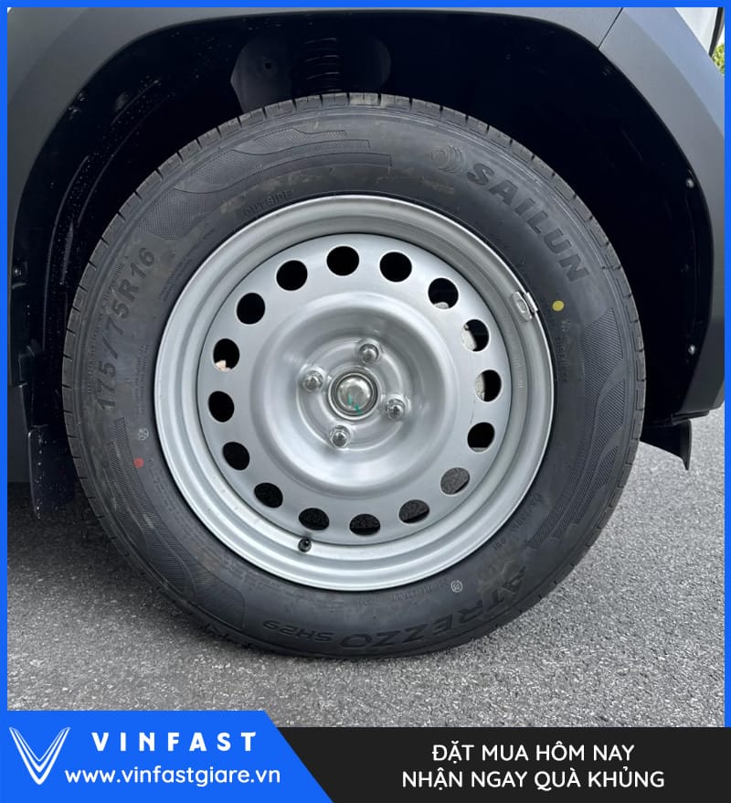 Tổng thể VinFast VF3 màu xanh rêu nhìn từ bên hông, lốp 175/75 R16
