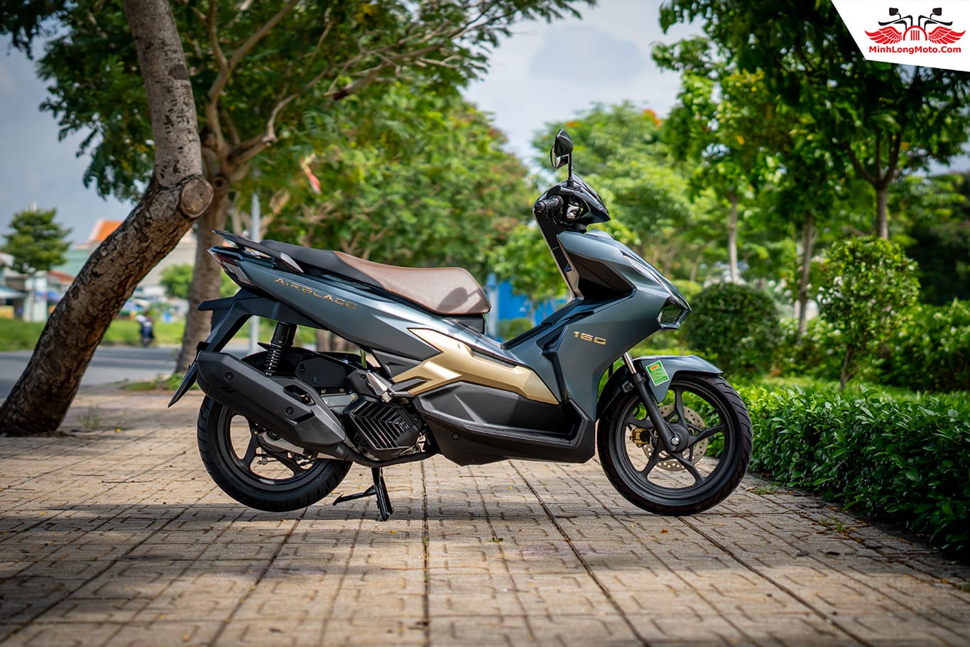 Tổng thể xe tay ga Honda Air Blade 160 màu đen, toát lên vẻ mạnh mẽ, nam tính
