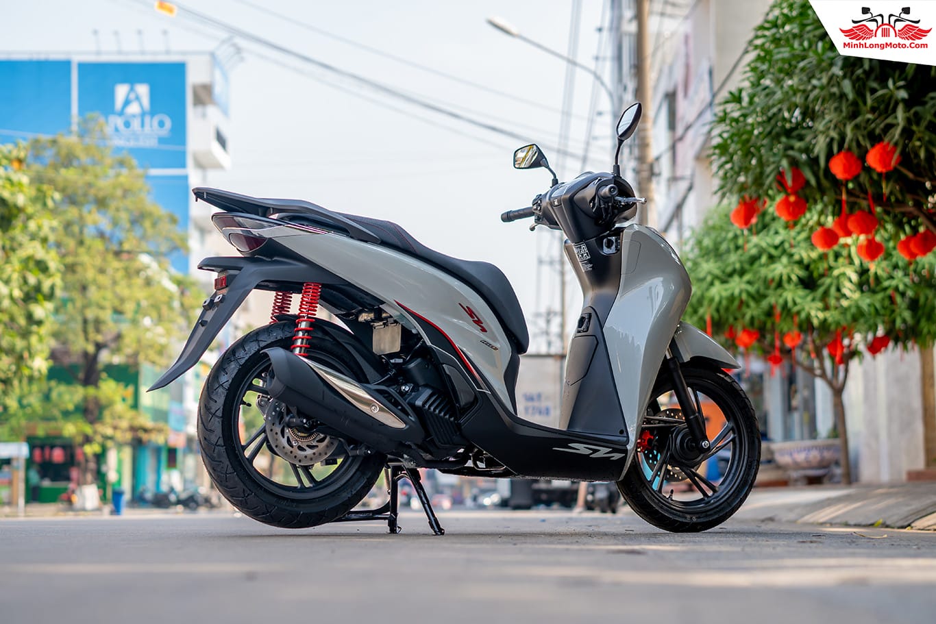 Tổng thể xe tay ga Honda SH160i màu xám xi măng, sự kết hợp hoàn hảo giữa thể thao và sang trọng