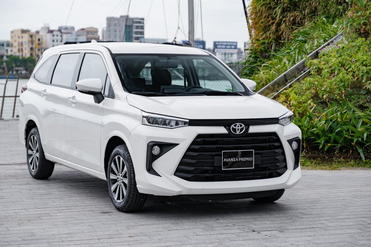 Tổng thể xe Toyota Avanza Premio 7 chỗ màu trắng đang di chuyển trên đường