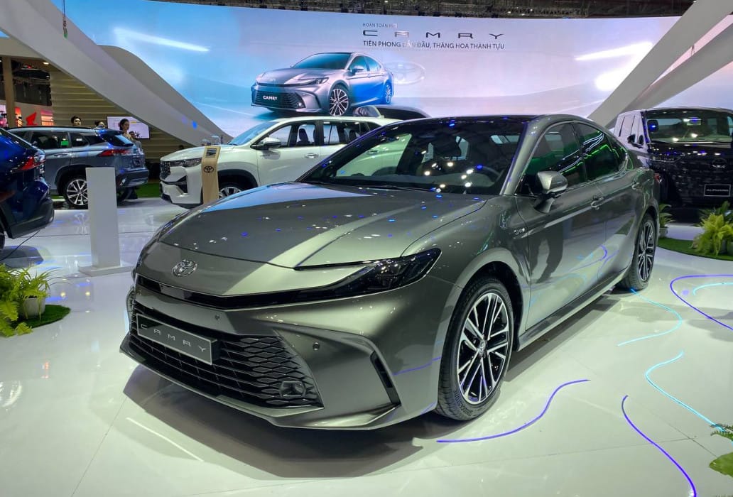 Toyota Camry 2.5 HEV là một trong các dòng xe hybrid ở Việt Nam