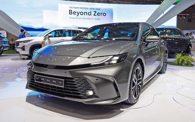 Toyota Camry mới với thiết kế Hammerhead và vẻ ngoài sang trọng