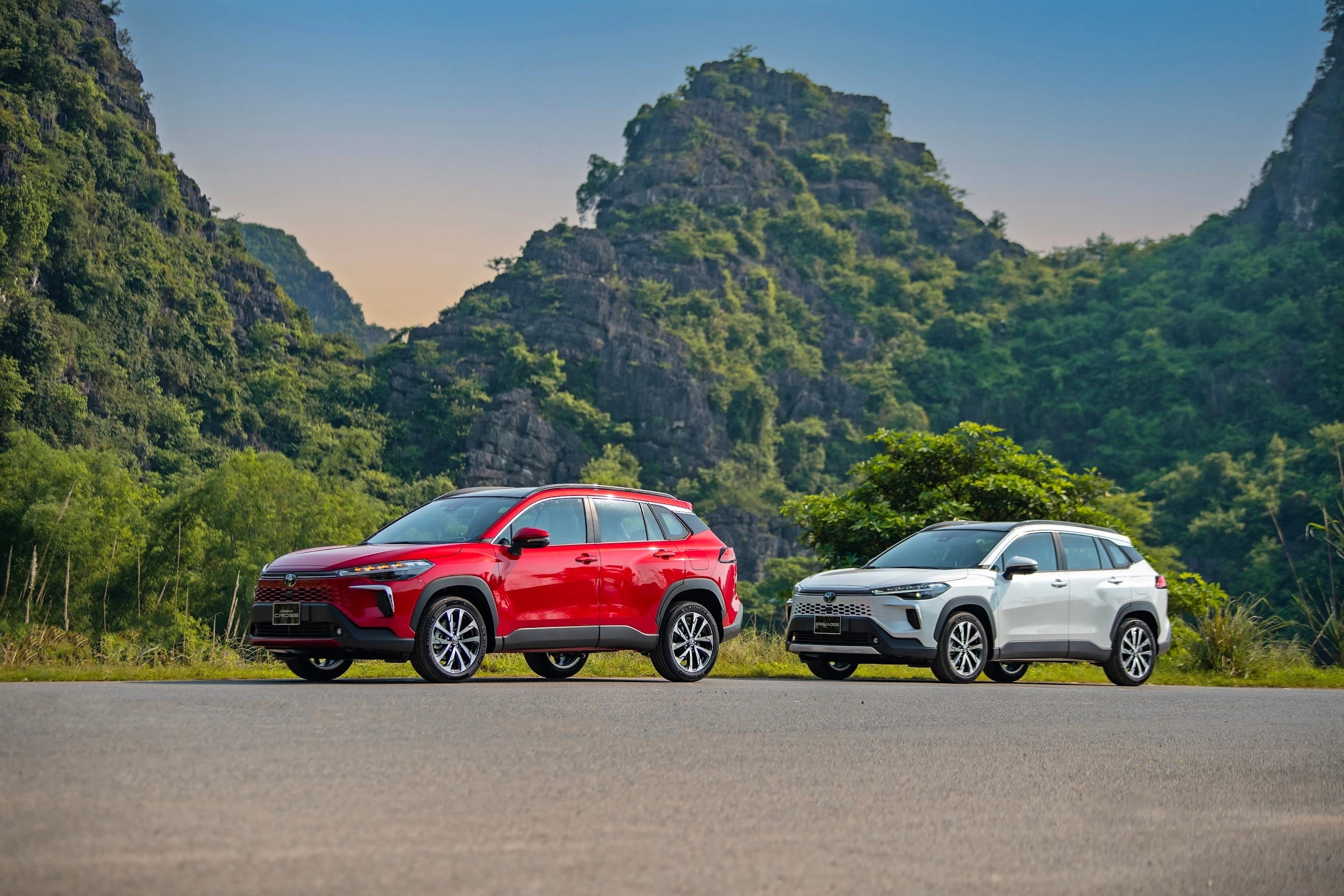 Toyota Corolla Cross 2025 với lưới tản nhiệt dạng tổ ong