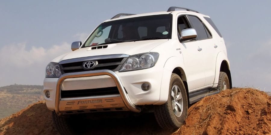 Toyota Fortuner biểu tượng SUV gầm cao bền bỉ, lý tưởng cho địa hình Việt Nam