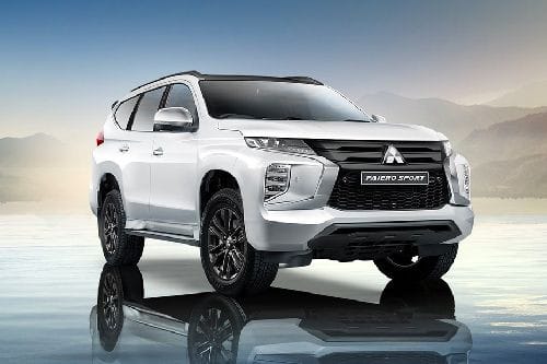 Toyota Fortuner đỗ trước đại lý, thể hiện tính sẵn có và mức giá