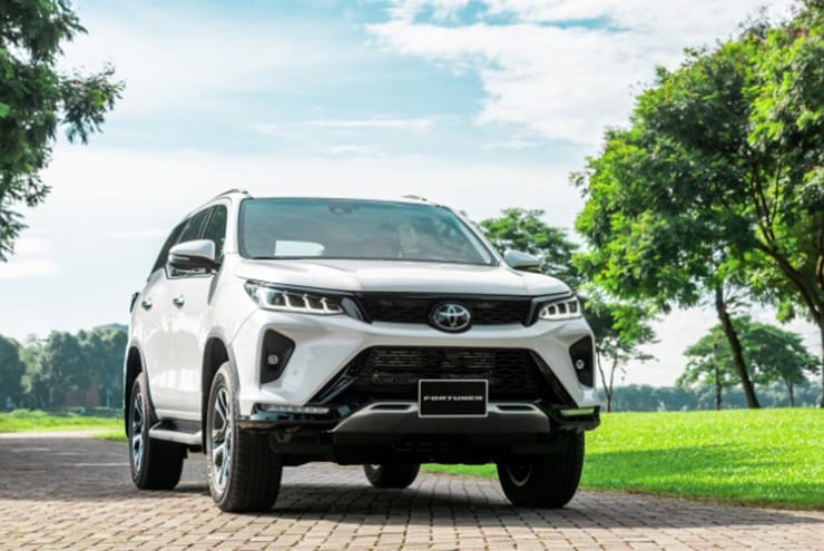 Toyota Fortuner Legender màu trắng đen mạnh mẽ