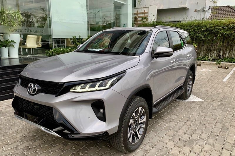 Toyota Fortuner màu Bạc tinh tế