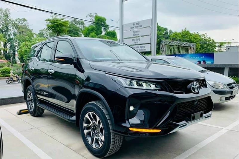 Toyota Fortuner màu Đen sang trọng