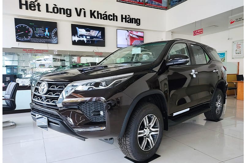Toyota Fortuner màu Nâu trầm ấm