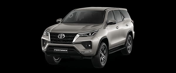 Toyota Fortuner màu trắng mạnh mẽ đậu trên đường