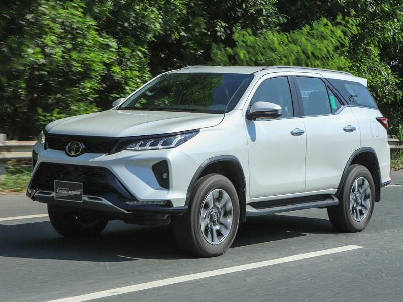 Toyota Fortuner vận hành mạnh mẽ trên địa hình khó, thể hiện khả năng vượt trội qua thông số kỹ thuật hệ dẫn động.