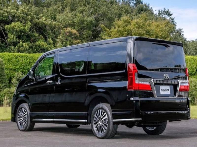 Toyota Granvia sang trọng với thiết kế đồ sộ, thể hiện đẳng cấp của mẫu xe 9 chỗ Toyota cao cấp