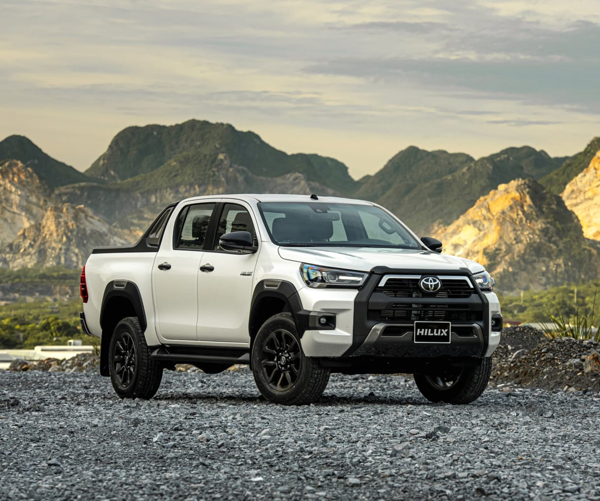 Toyota Hilux mạnh mẽ với thiết kế bán tải hầm hố