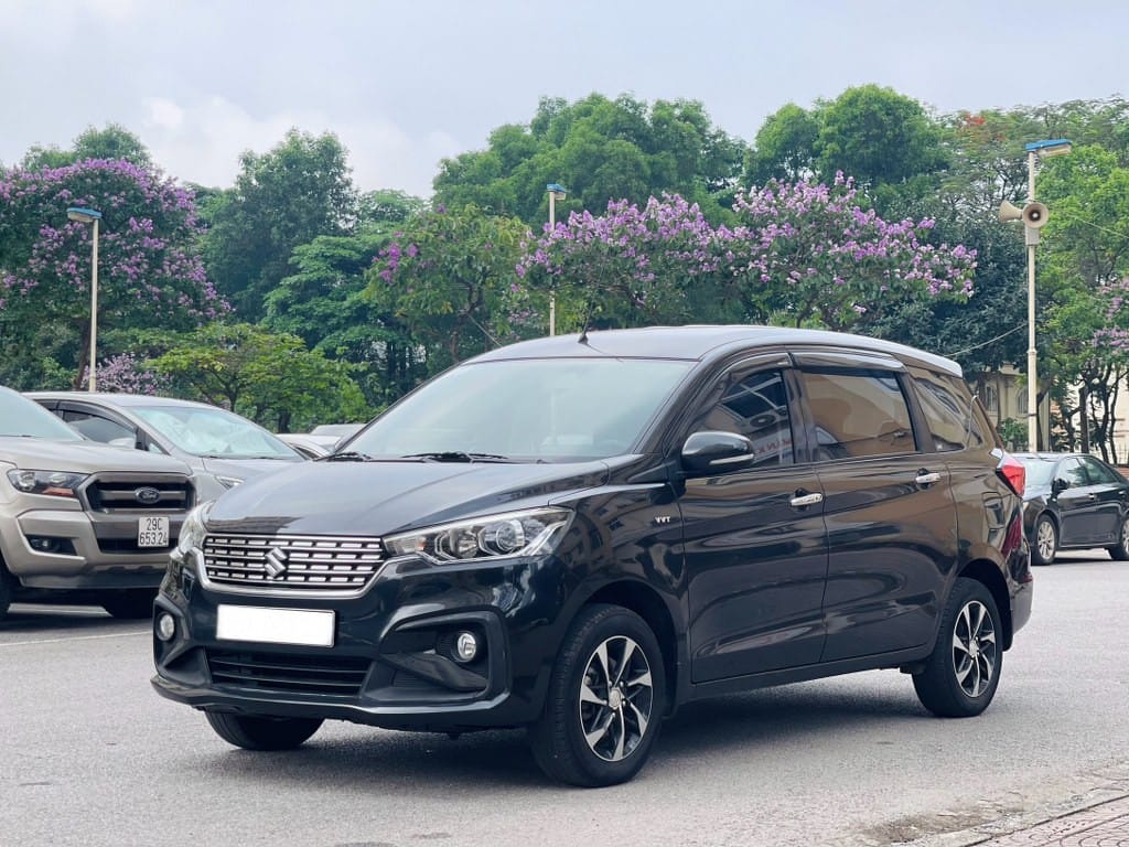 Toyota Innova màu bạc, một mẫu xe 7 chỗ đáng tin cậy cho dịch vụ thuê xe tự lái quận 7