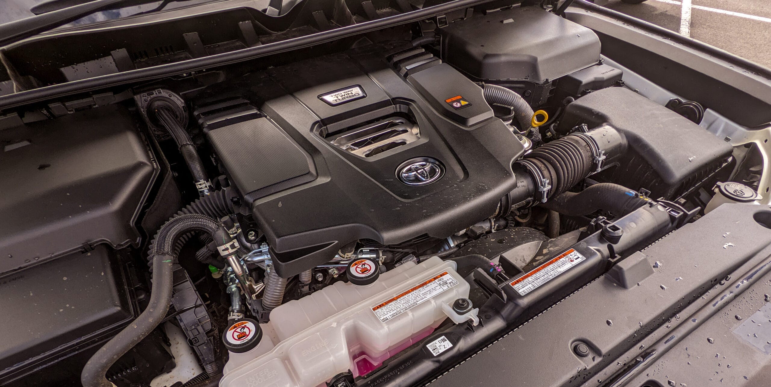 Toyota Land Cruiser 2022 kích thước lớn khi đỗ xe