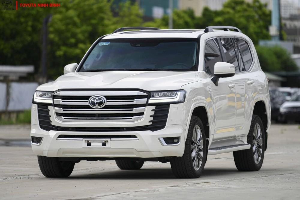Toyota Land Cruiser LC300 2024 màu đen mạnh mẽ, biểu tượng của dòng SUV 7 chỗ hạng sang vượt địa hình.