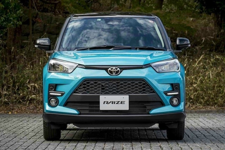 Toyota Raize màu đỏ đang di chuyển trên đường