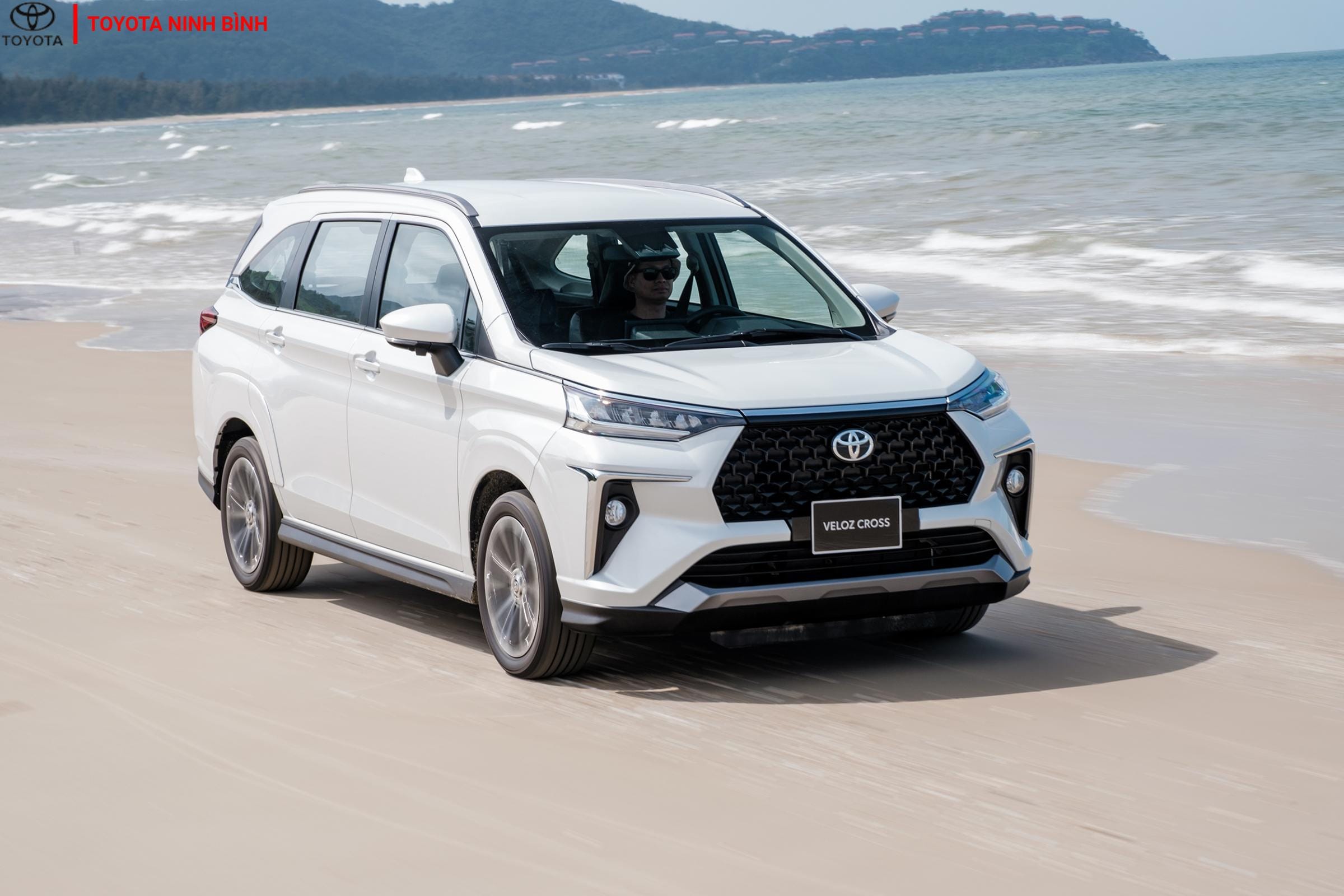 Toyota Veloz Cross 2025 màu trắng nổi bật, thể hiện thiết kế năng động của dòng MPV 7 chỗ.