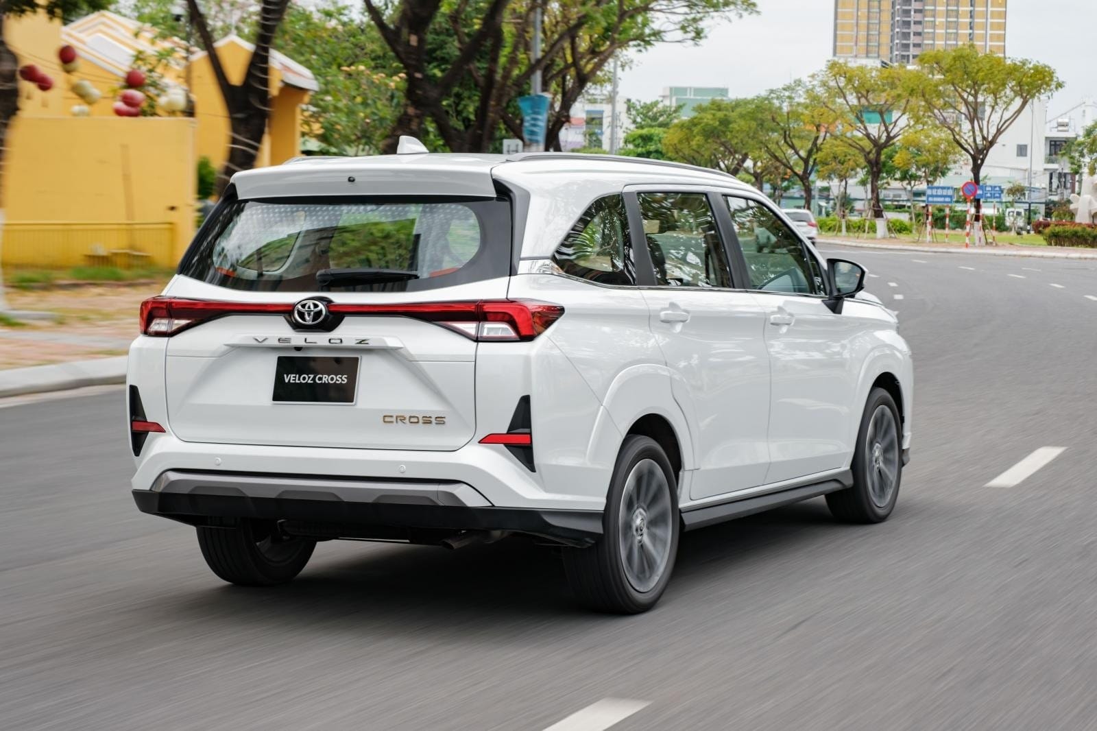 Toyota Veloz Cross CVT màu đỏ nổi bật, là lựa chọn hàng đầu trong phân khúc ô tô 7 chỗ giá rẻ với lợi thế lắp ráp trong nước.