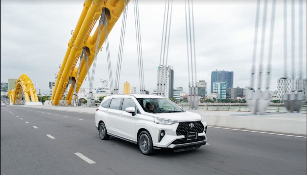 Toyota Veloz Cross đang di chuyển trên đường, thể hiện khả năng vận hành êm ái và linh hoạt.