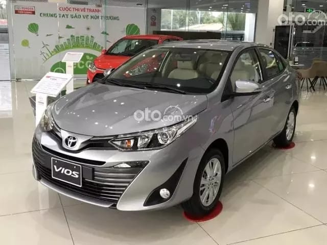 Toyota Vios G 2020 cũ màu bạc đỗ bên đường, lựa chọn lý tưởng cho gia đình Việt