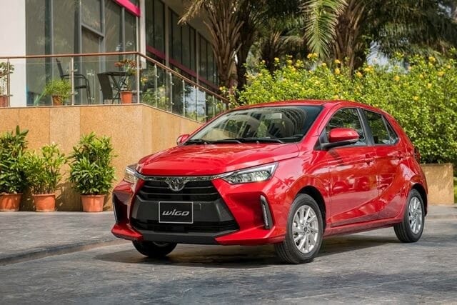 Toyota Wigo thế hệ mới màu đỏ đang di chuyển trên đường