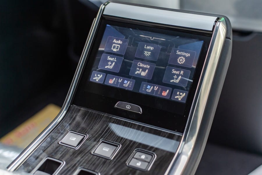 Trang bị tiện nghi giải trí Lexus LM300h với màn hình lớn và bệ tỳ tay điều khiển cảm ứng