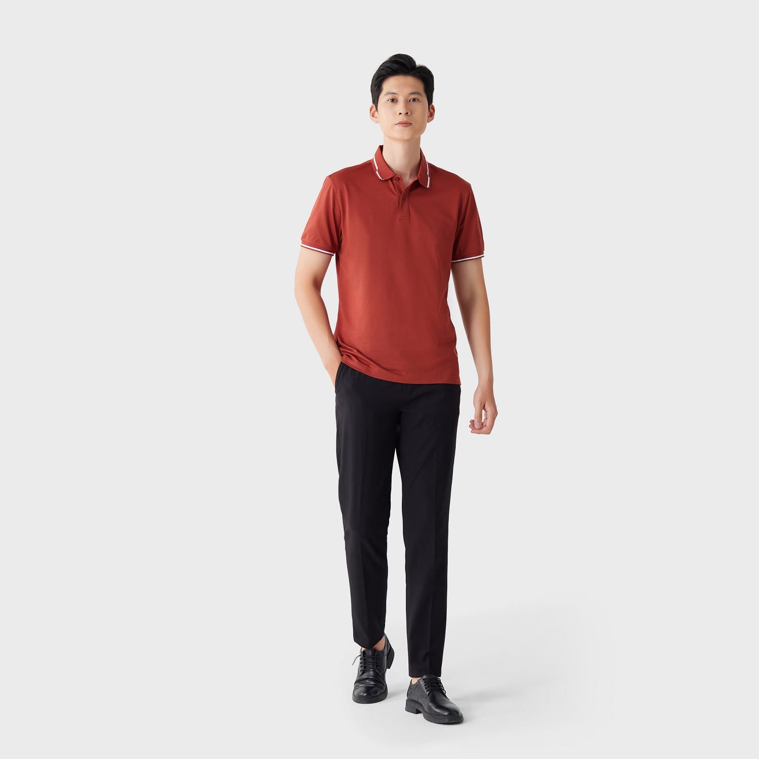 Trang phục áo polo màu đỏ kết hợp quần âu đen mang lại may mắn cho người mệnh Hỏa 1986