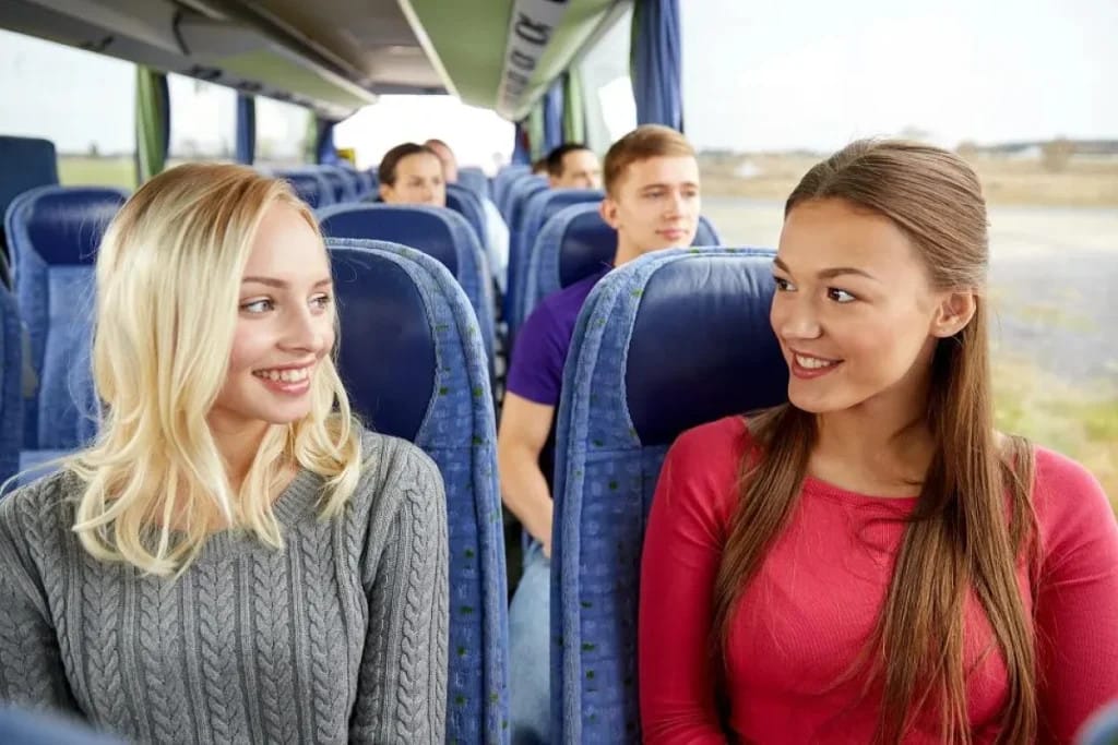 Trò chuyện giúp phân tán sự tập trung, giảm triệu chứng say xe.