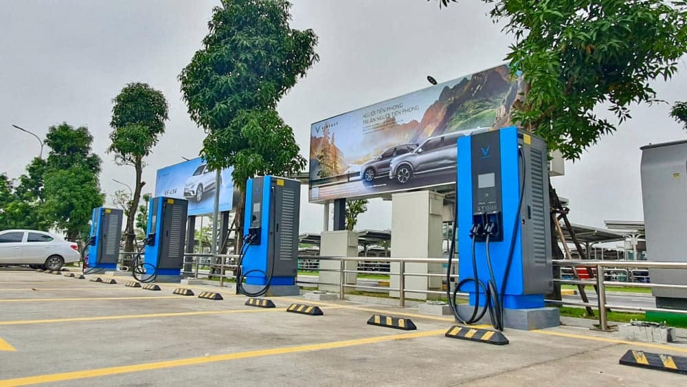 Trụ sạc Supercharges công suất 300kW, giải pháp sạc cực nhanh cho xe điện VinFast.